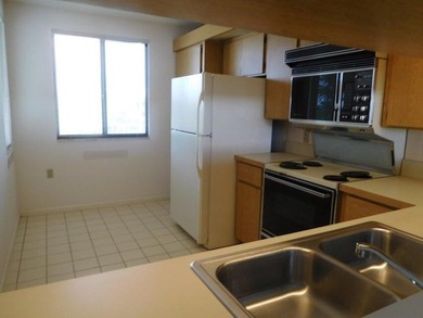 4TH FLOOR BRIGHT AND CLEAN END PENTHOUSE UNIT WITH EAT IN - photo 3