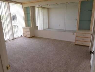 4TH FLOOR BRIGHT AND CLEAN END PENTHOUSE UNIT WITH EAT IN - photo 4