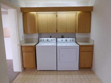 4TH FLOOR BRIGHT AND CLEAN END PENTHOUSE UNIT WITH EAT IN - photo 8