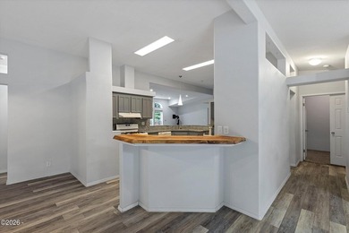 Welcome to this spacious and versatile 2,500 sqft home tucked - photo 5