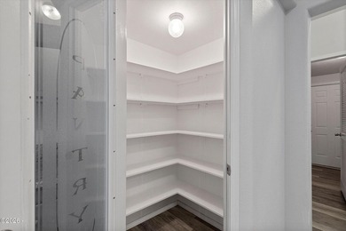 Welcome to this spacious and versatile 2,500 sqft home tucked - photo 9