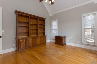 Custom 5BR/4.5BA home on a quiet cul-de-sac with hardwood floors - photo 17