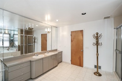 LARGE HOME ON A HUGE LOT SIZE!!!!!!! Beautiful brick Colonial - photo 19