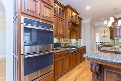 Custom 5BR/4.5BA home on a quiet cul-de-sac with hardwood floors - photo 23