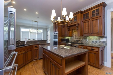 Custom 5BR/4.5BA home on a quiet cul-de-sac with hardwood floors - photo 26