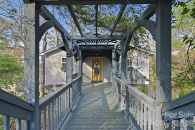 Discover an incredible Lake Tillery retreat with sweeping - photo 3
