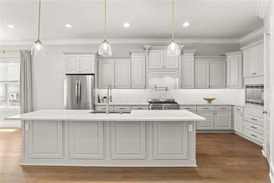 Set on an oversized 60x120 lot just one block from Fleur De Lis - photo 9