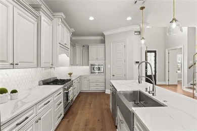 Set on an oversized 60x120 lot just one block from Fleur De Lis - photo 10
