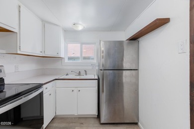 Cute 1 bedroom, 1 bathroom gem ready to be yours! Easy entry - photo 7