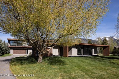 The residence includes five en suite bedrooms, a large - photo 2