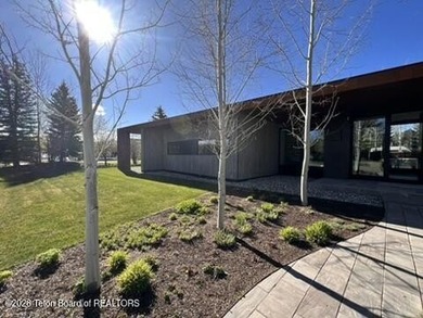 The residence includes five en suite bedrooms, a large - photo 3
