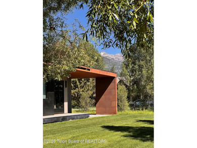 The residence includes five en suite bedrooms, a large - photo 5