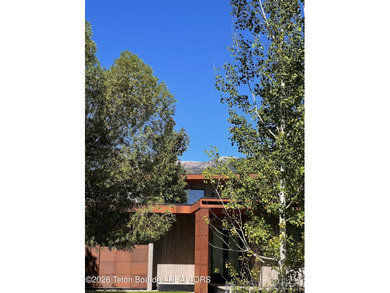 The residence includes five en suite bedrooms, a large - photo 6