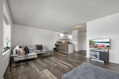 Move-in ready and beautifully updated, this River Towers condo - photo 22