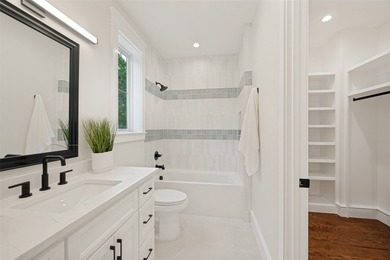 Introducing another exceptional Signature Series home by Thomas - photo 29
