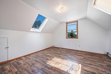Welcome to this spacious and versatile Cape-style home offering - photo 12