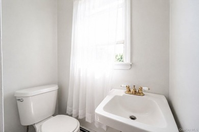 Welcome to this spacious and versatile Cape-style home offering - photo 16