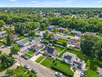 Welcome to this spacious and versatile Cape-style home offering - photo 22