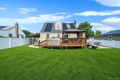 Welcome to this spacious and versatile Cape-style home offering - photo 24