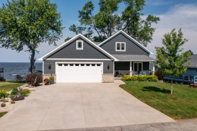 Lake Winneconne Home For Sale in Winneconne Wisconsin