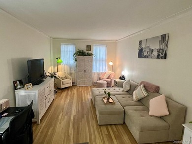Beautiful renovated 1-bedroom end unit in Forest Hills. This - photo 1