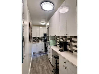 Beautiful renovated 1-bedroom end unit in Forest Hills. This - photo 2