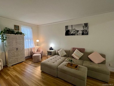 Beautiful renovated 1-bedroom end unit in Forest Hills. This - photo 3