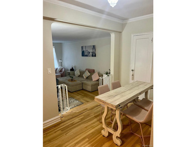 Beautiful renovated 1-bedroom end unit in Forest Hills. This - photo 4
