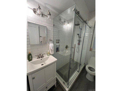 Beautiful renovated 1-bedroom end unit in Forest Hills. This - photo 6