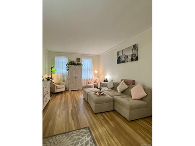 Beautiful renovated 1-bedroom end unit in Forest Hills. This - photo 7