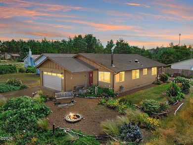 Enjoy easy coastal living in this beautifully maintained - photo 1