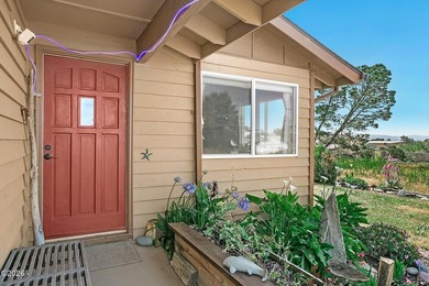 Enjoy easy coastal living in this beautifully maintained - photo 4