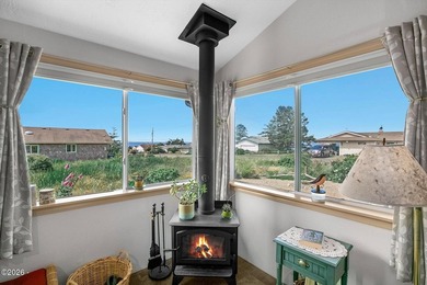 Enjoy easy coastal living in this beautifully maintained - photo 7