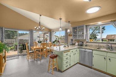 Enjoy easy coastal living in this beautifully maintained - photo 9