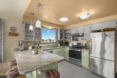 Enjoy easy coastal living in this beautifully maintained - photo 10