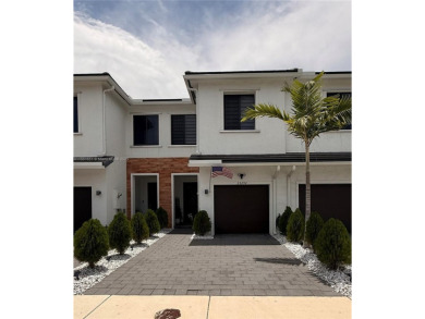 Lake Townhome/Townhouse For Sale in Homestead, Florida