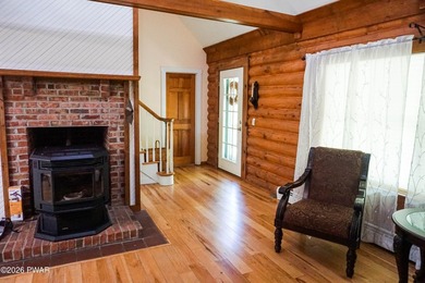 LARGE LOG HOME NESTLED IN A HIGHLY DESIRABLE COMMUNITY JUST - photo 4