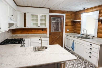 LARGE LOG HOME NESTLED IN A HIGHLY DESIRABLE COMMUNITY JUST - photo 6