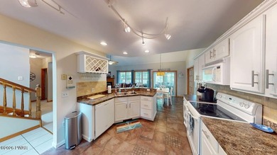Welcome Home! Impeccably maintained and bursting with natural - photo 9