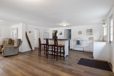 Welcome to this turnkey, fully furnished 4 season home on - photo 11