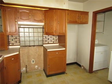 Great opportunity in Tarentum! Large covered front porch! - photo 15