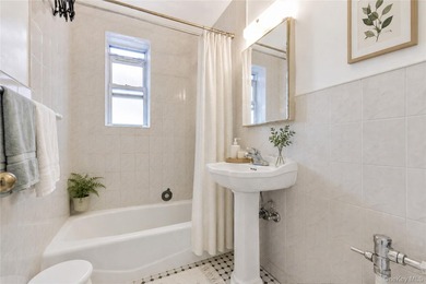 Beautifully renovated top-floor one-bedroom co-op in the heart - photo 15