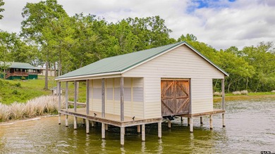 Adorable log cabin on beautiful Lake Winnsboro nestled in a - photo 17