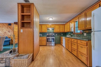 Adorable log cabin on beautiful Lake Winnsboro nestled in a - photo 29
