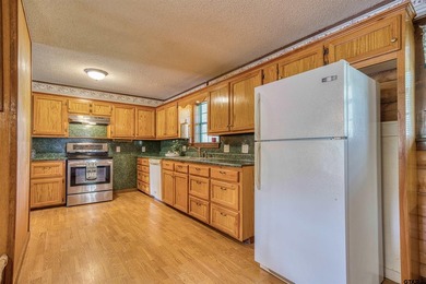 Adorable log cabin on beautiful Lake Winnsboro nestled in a - photo 30