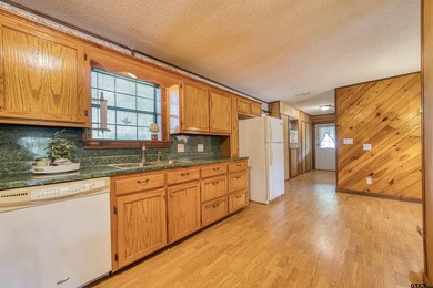 Adorable log cabin on beautiful Lake Winnsboro nestled in a - photo 31