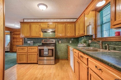 Adorable log cabin on beautiful Lake Winnsboro nestled in a - photo 32