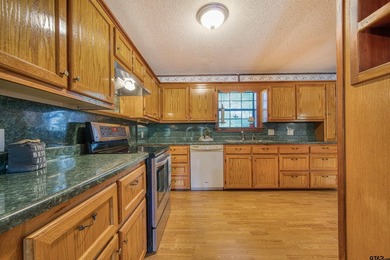 Adorable log cabin on beautiful Lake Winnsboro nestled in a - photo 33
