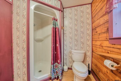 Adorable log cabin on beautiful Lake Winnsboro nestled in a - photo 41