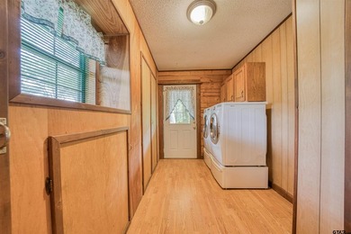 Adorable log cabin on beautiful Lake Winnsboro nestled in a - photo 42